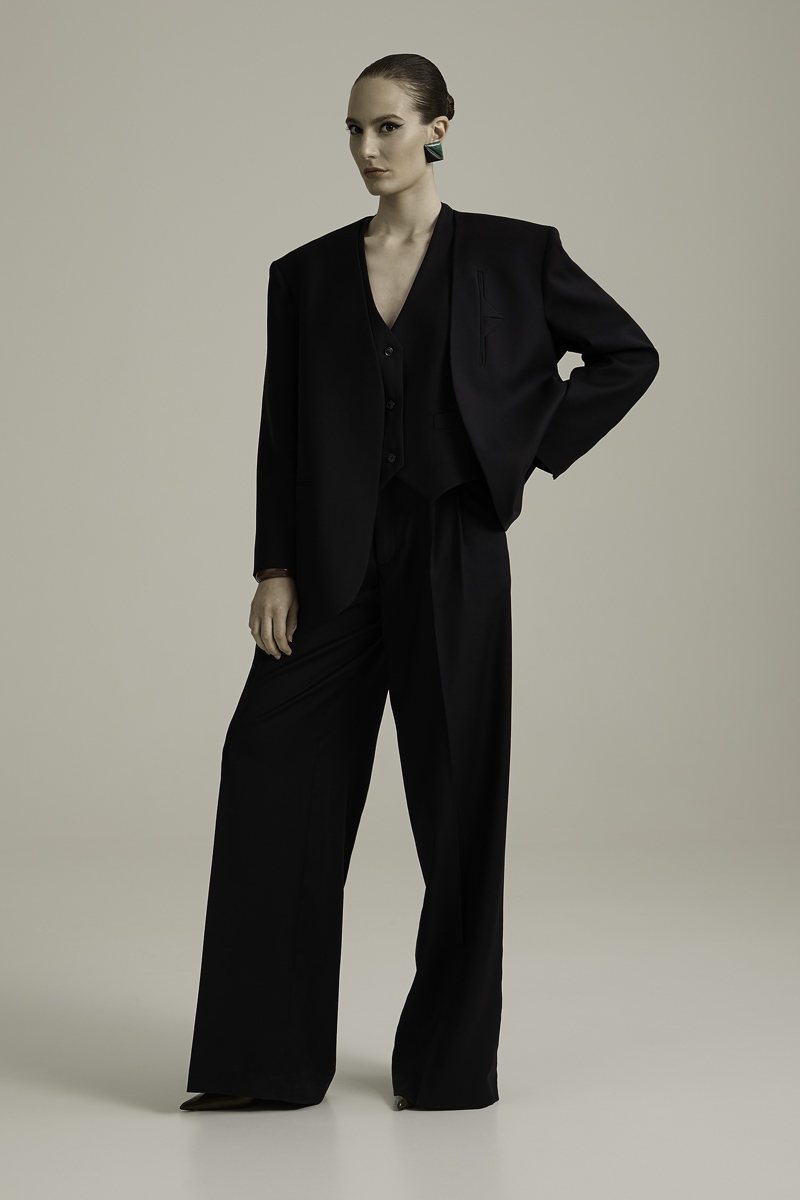 HARLOW SUIT (2)284:678 285:681